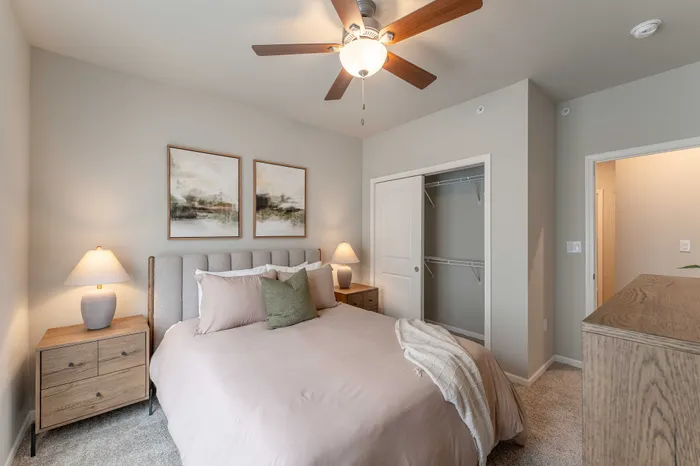 Crescent-Falls-Apartments-Joplin-Missouri-Furnished-Two-Bedroom-AirBNB-Second-Bedroom-Closet