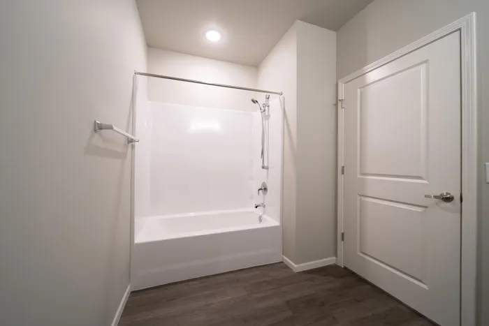 Crescent-Falls-Apartments-Joplin-Missouri-Two-Bedroom-Second-Bathroom-Shower