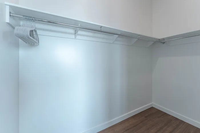 Heritage-Apartments-Springfield-Missouri-Luxury-Furnished-Two-Bedroom-Guest-Bedroom-Closet