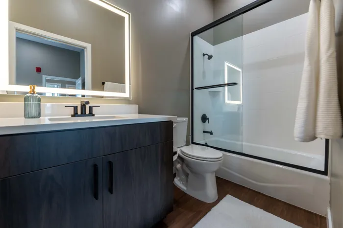 Heritage-Apartments-Springfield-Missouri-Luxury-Furnished-Two-Bedroom-Guest-Bathroom
