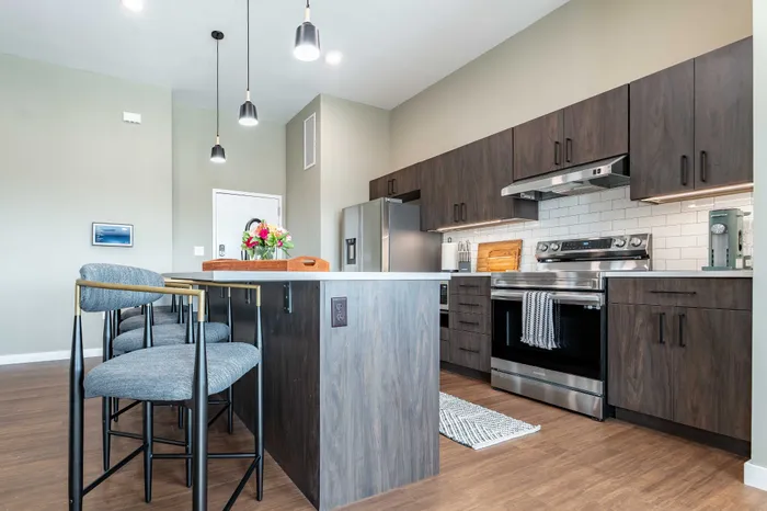 Heritage-Apartments-Springfield-Missouri-Luxury-Furnished-Two-Bedroom-Kitchen-Seating