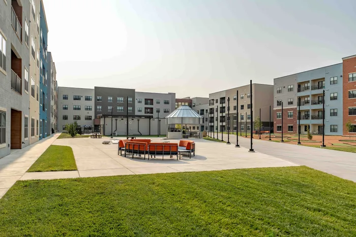 Union-Mill-Apartments-Wichita-Kansas-Luxury-Amenities-Courtyard-Seating