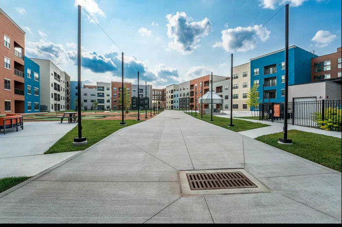 Union-Mill-Apartments-Wichita-Kansas-Luxury-Amenities-Courtyard-Walking-Pathways