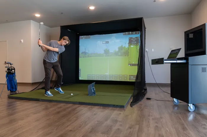Union-Mill-Apartments-Wichita-Kansas-Luxury-Amenities-Golf-Simulator