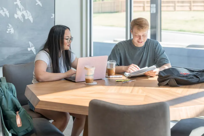Union-Mill-Apartments-Wichita-Kansas-Amenities-Coworking-Table