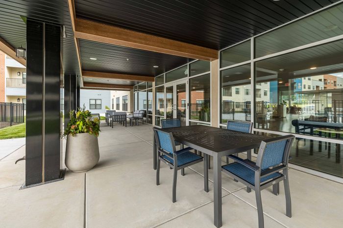 Union-Mill-Apartments-Wichita-Kansas-Luxury-Amenities-Courtyard-Patio-Seating