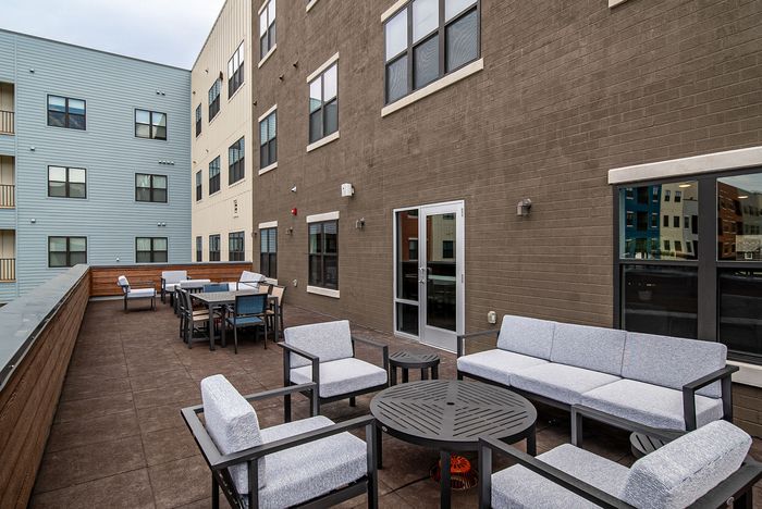 Union-Mill-Apartments-Wichita-Kansas-Luxury-Amenities-Upper-Level-Patio-Seating