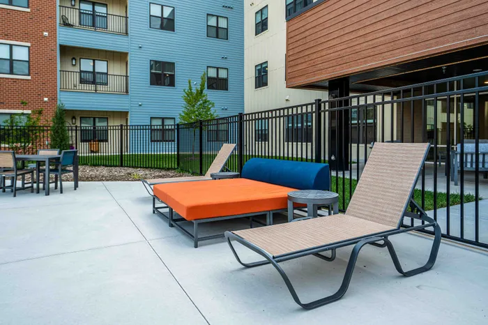 Union-Mill-Apartments-Wichita-Kansas-Luxury-Amenities-Poolside-Lounge-Seating