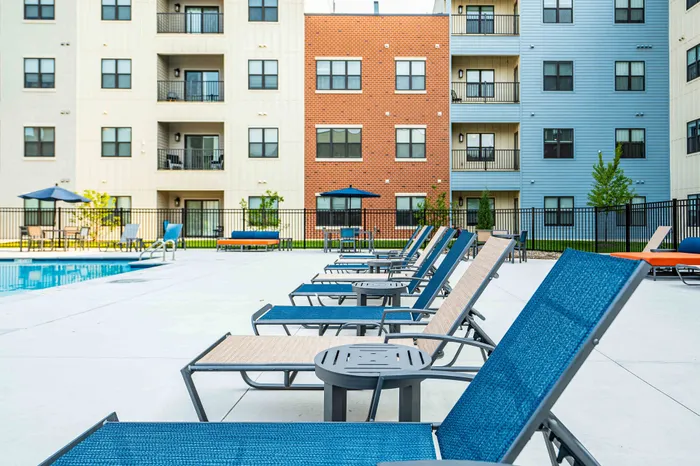 Union-Mill-Apartments-Wichita-Kansas-Luxury-Amenities-Poolside-Lounge-Chairs
