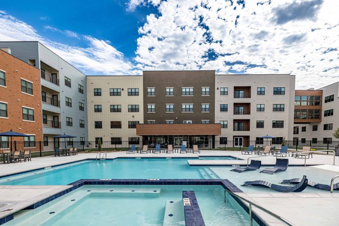 Union-Mill-Apartments-Wichita-Kansas-Luxury-Amenities-Swimming-Pool-Hot-Tub