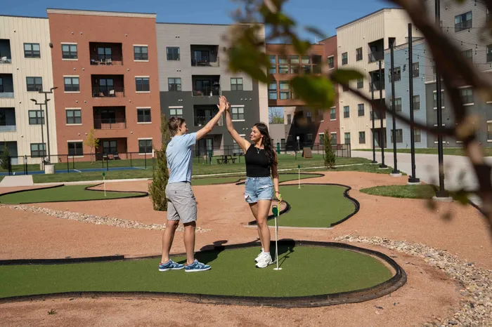 Union-Mill-Apartments-Wichita-Kansas-Luxury-Amenities-Courtyard-Putting-Green