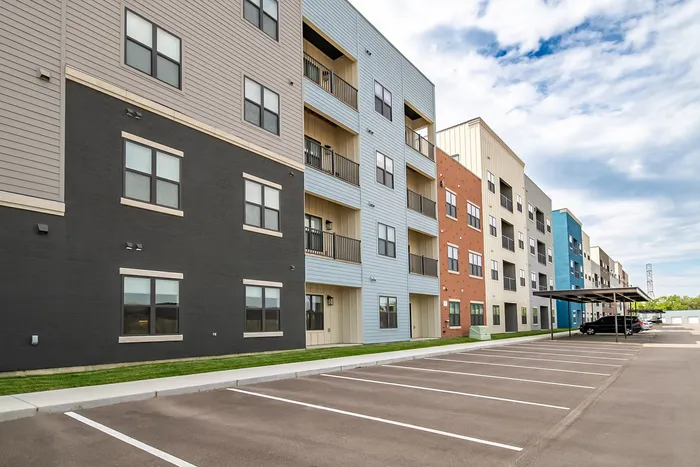 Union-Mill-Apartments-Wichita-Kansas-Exteriors-Parking