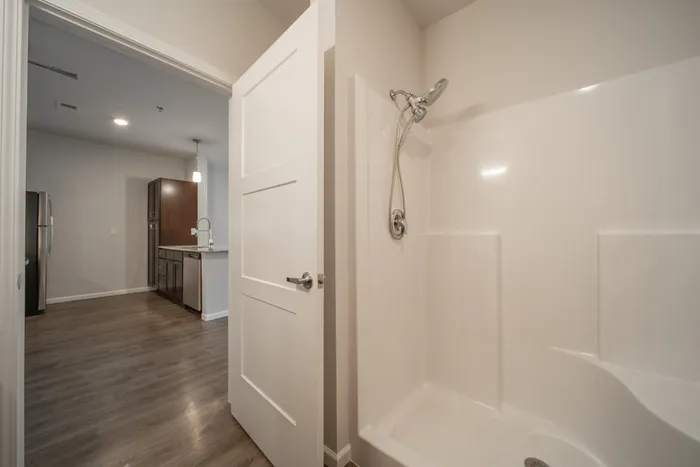 Union-Mill-Apartments-Wichita-Kansas-One-Bedroom-Home-Bathroom-Shower