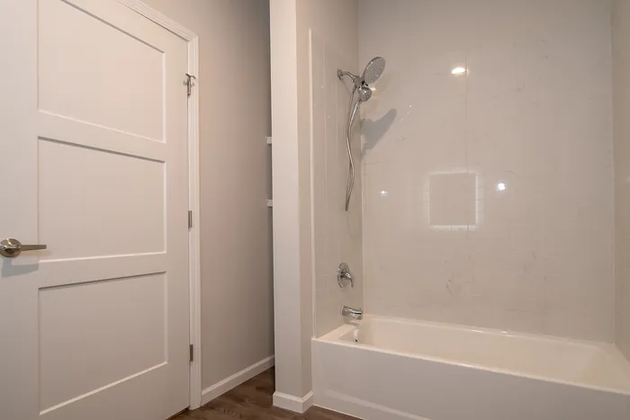 Union-Mill-Apartments-Wichita-Kansas-Three-Bedroom-Second-Bathroom-Tub-And-Shower