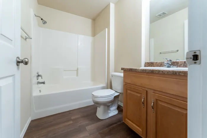 Coryell-Crossing-Apartments-Springfield-Missouri-Four-Bedroom-Second-Bathroom