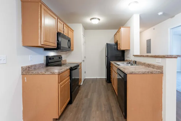 Coryell-Crossing-Apartments-Springfield-Missouri-Four-Bedroom-Kitchen-Luxury-Vinyl-Plank-Flooring
