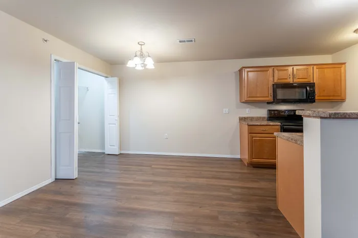 Coryell-Crossing-Apartments-Springfield-Missouri-Four-Bedroom-Dining-Room-Kitchen-Vinyl-Plank-Flooring
