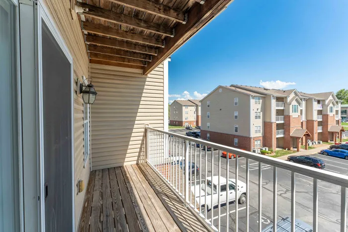 Coryell-Crossing-Apartments-Springfield-Missouri-Four-Bedroom-Patio-Community-View