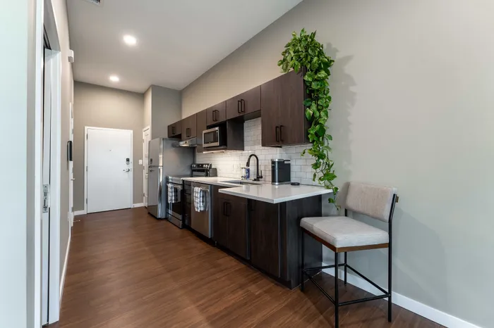 Heritage-Apartments-Springfield-Missouri-Luxury-Homes-Furnished-Studio-Kitchen-And-Seating