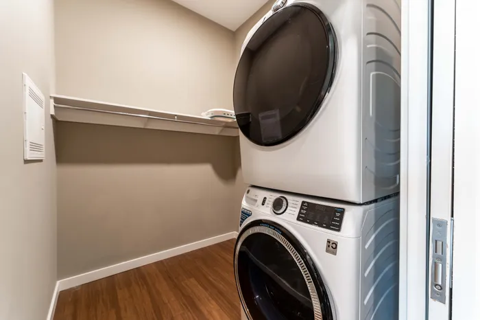 Heritage-Apartments-Springfield-Missouri-Luxury-Homes-Furnished-Studio-Closet-Washer-Dryer