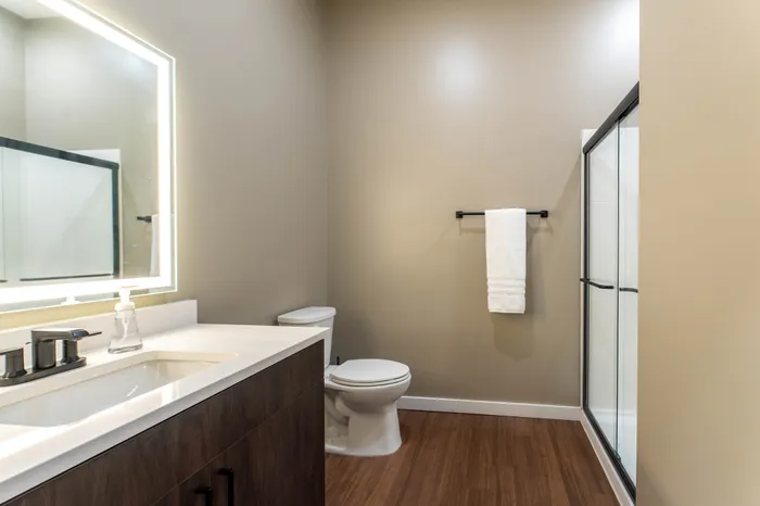 Heritage-Apartments-Springfield-Missouri-Luxury-Homes-Furnished-Studio-Bathroom