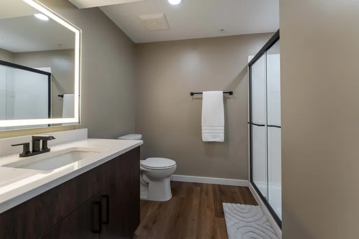 Heritage-Apartments-Springfield-Missouri-Luxury-Homes-Furnished-Studio-Loft-Bathroom