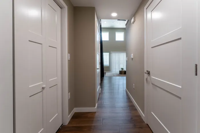 Heritage-Apartments-Springfield-Missouri-Luxury-Homes-Furnished-Studio-Loft-Front-Hallway-Closets