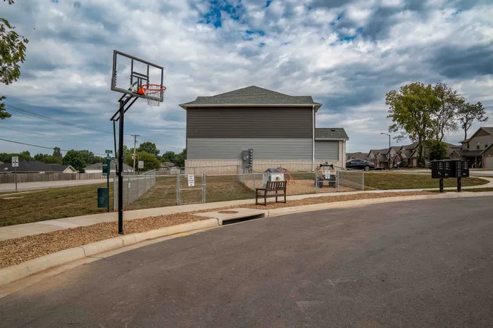 Oakwood-Heights-Townhomes-Republic-Missouri-Amenities-Basketball