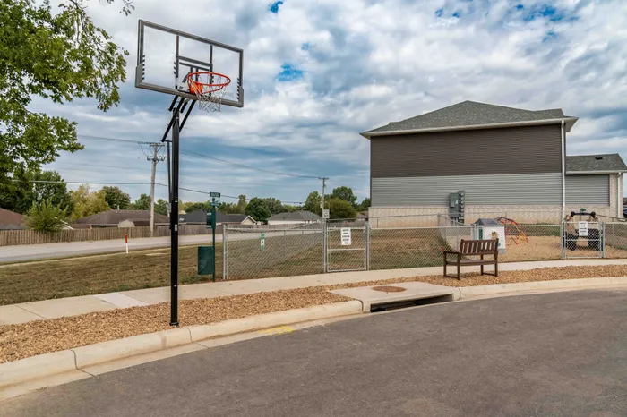 Oakwood-Heights-Townhomes-Republic-Missouri-Amenities-Basketball-Hoop