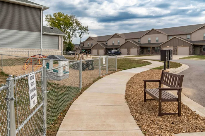 Oakwood-Heights-Townhomes-Republic-Missouri-Amenities-Dog-Park-Bench