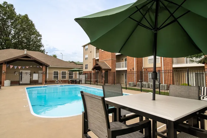 Coryell-Crossing-Apartments-Springfield-Missouri-Amenities-Poolside-Table-With-Umbrella