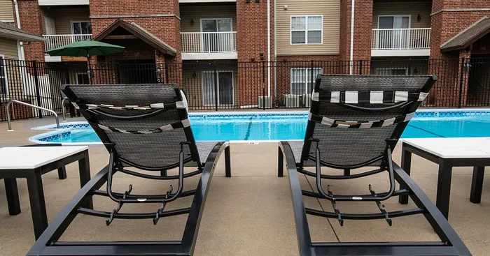 Coryell-Crossing-Apartments-Springfield-Missouri-Amenities-Poolside-View