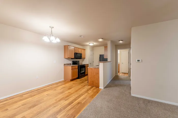 Coryell-Crossing-Apartments-Springfield-Missouri-One-Bedroom-Dining-Room-Kitchen