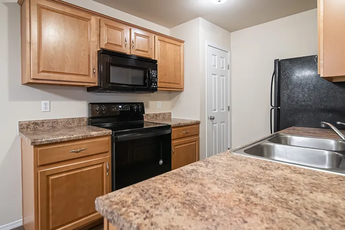 Coryell-Crossing-Apartments-Springfield-Missouri-Three-Bedroom-Kitchen-Pantry-Closet