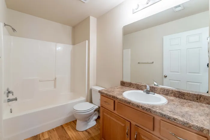 Coryell-Crossing-Apartments-Springfield-Missouri-Four-Bedroom-Bathroom