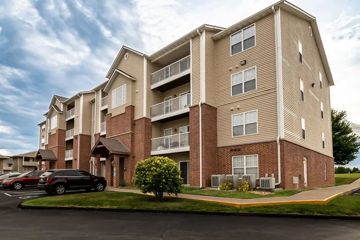 Coryell-Crossing-Apartments-Springfield-Missouri-Exterior-With-Sidewalk