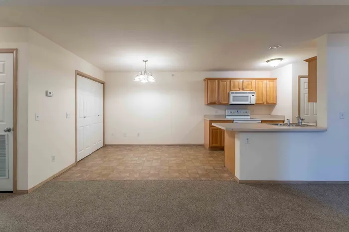 Battlefield-Park-Springfield-Missouri-Three-Bedroom-Apartment-Dining-Space