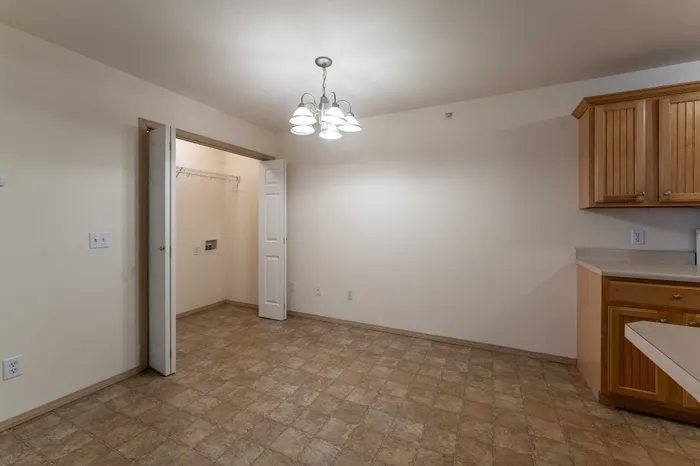 Battlefield-Park-Springfield-Missouri-Three-Bedroom-Apartment-Dining-Space-And-Washer-Dryer-Hookups