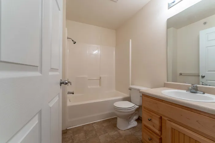 Battlefield-Park-Springfield-Missouri-Three-Bedroom-Apartment-Second-Bathroom