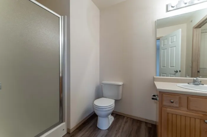 Battlefield-Park-Springfield-Missouri-Three-Bedroom-Apartment-Primary-Bathroom