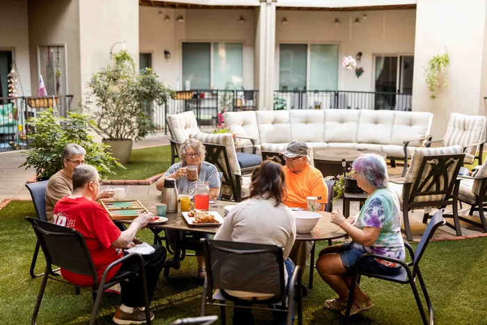 Coryell-Commons-Springfield-Missouri-55-Plus-Apartments-Amentities-Courtyard-Seating-And-Friends
