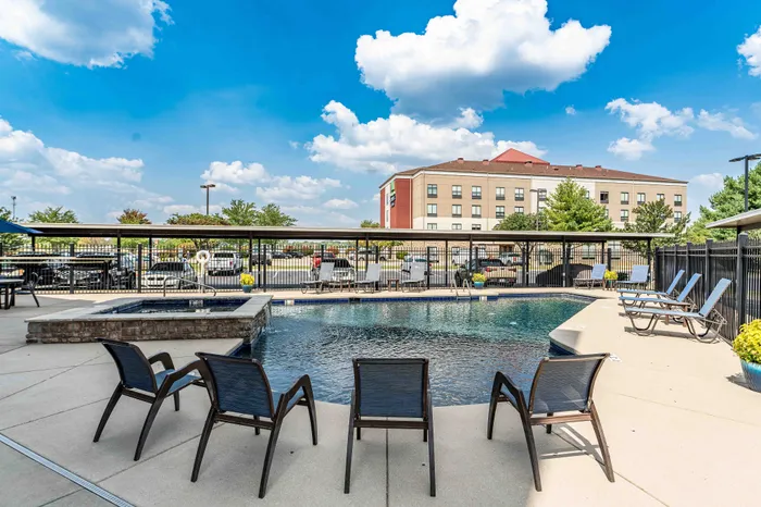Coryell-Commons-Springfield-Missouri-55-Plus-Apartments-Amentities-Poolside-Chairs
