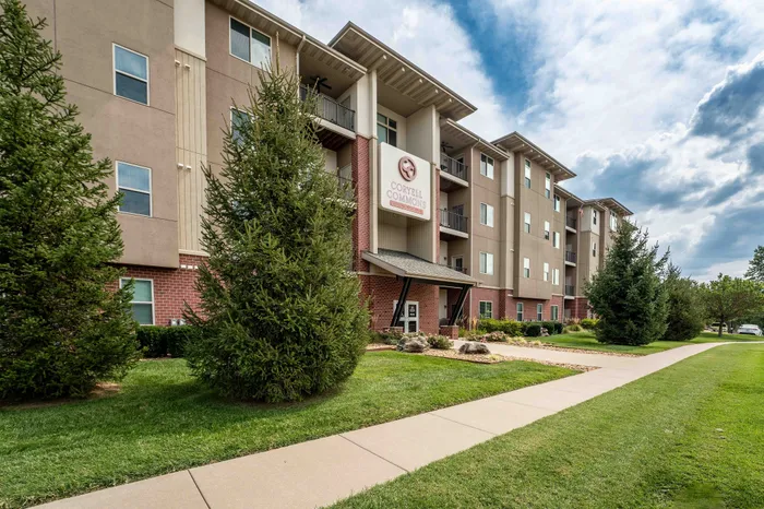 Coryell-Commons-Springfield-Missouri-55-Plus-Apartments-Exterior-Sidewalk-View