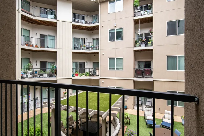 Coryell-Commons-Springfield-Missouri-55-Plus-Apartments-Riley-One-Bedroom-Courtyard-Patio-View
