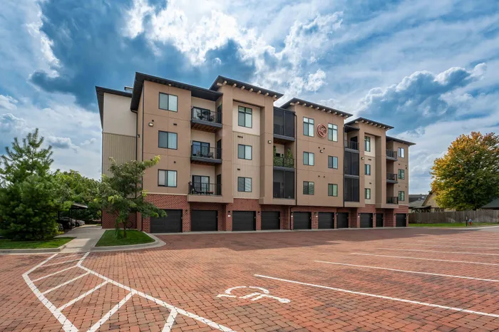 Coryell-Commons-Heights-Springfield-Missouri-Apartments-With-Attached-Garages