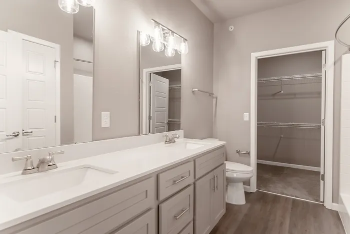 Coryell-Commons-Heights-Springfield-Missouri-Apartments-Brigden-Two-Bedroom-Primary-Bathroom-And-Closet