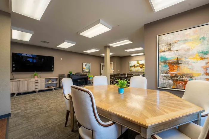 Coryell-Commons-Springfield-Missouri-55-Plus-Apartments-Amentities-Community-Room-Table