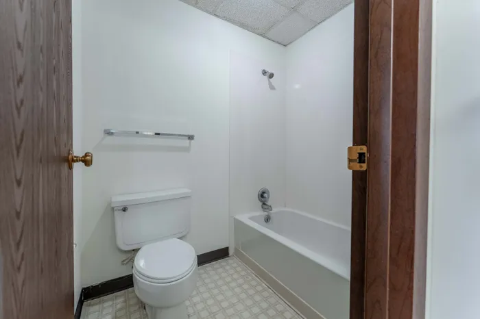 Regency-Towers-Apartments-Downtown-Springfield-Missouri-Two-Bedroom-Primary-Bathroom