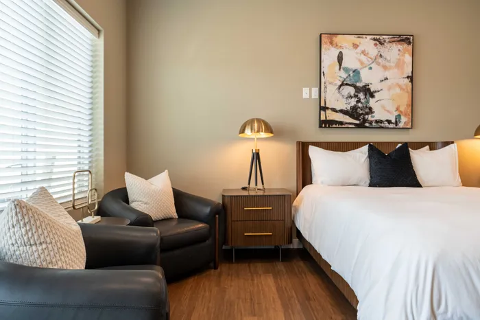 Heritage-Apartments-Springfield-Missouri-Furnished-Studio-Apartment-319-Living-Space-Seating