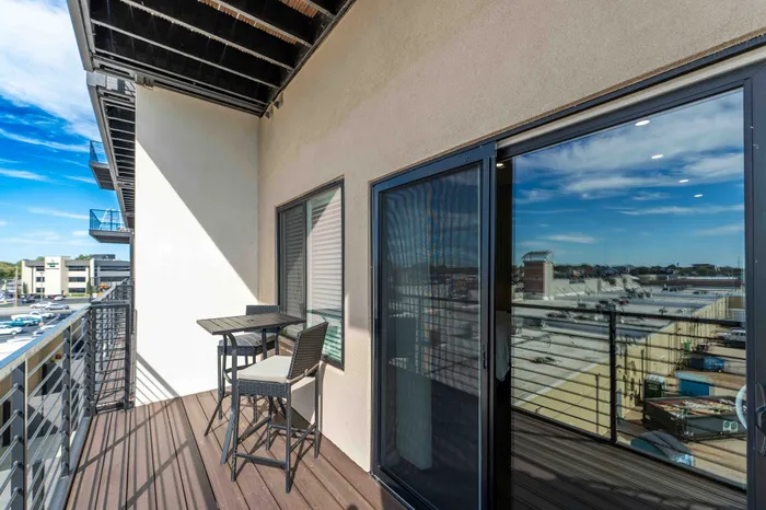 Heritage-Apartments-Springfield-Missouri-Furnished-Studio-Apartment-319-Patio-Seating